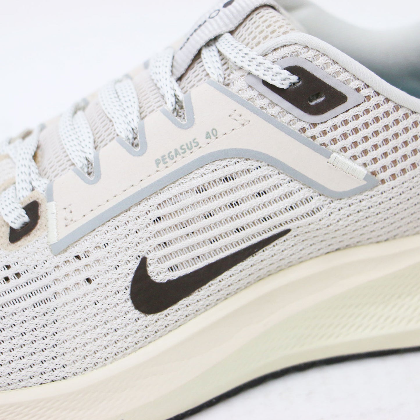 エア ズーム ペガサス 40 プレミアム スニーカー / Air Zoom Pegasus 40 PRM FZ3743-104 ランニングシューズ ローカット クッショニング エンジニアードメッシュ ロゴ
