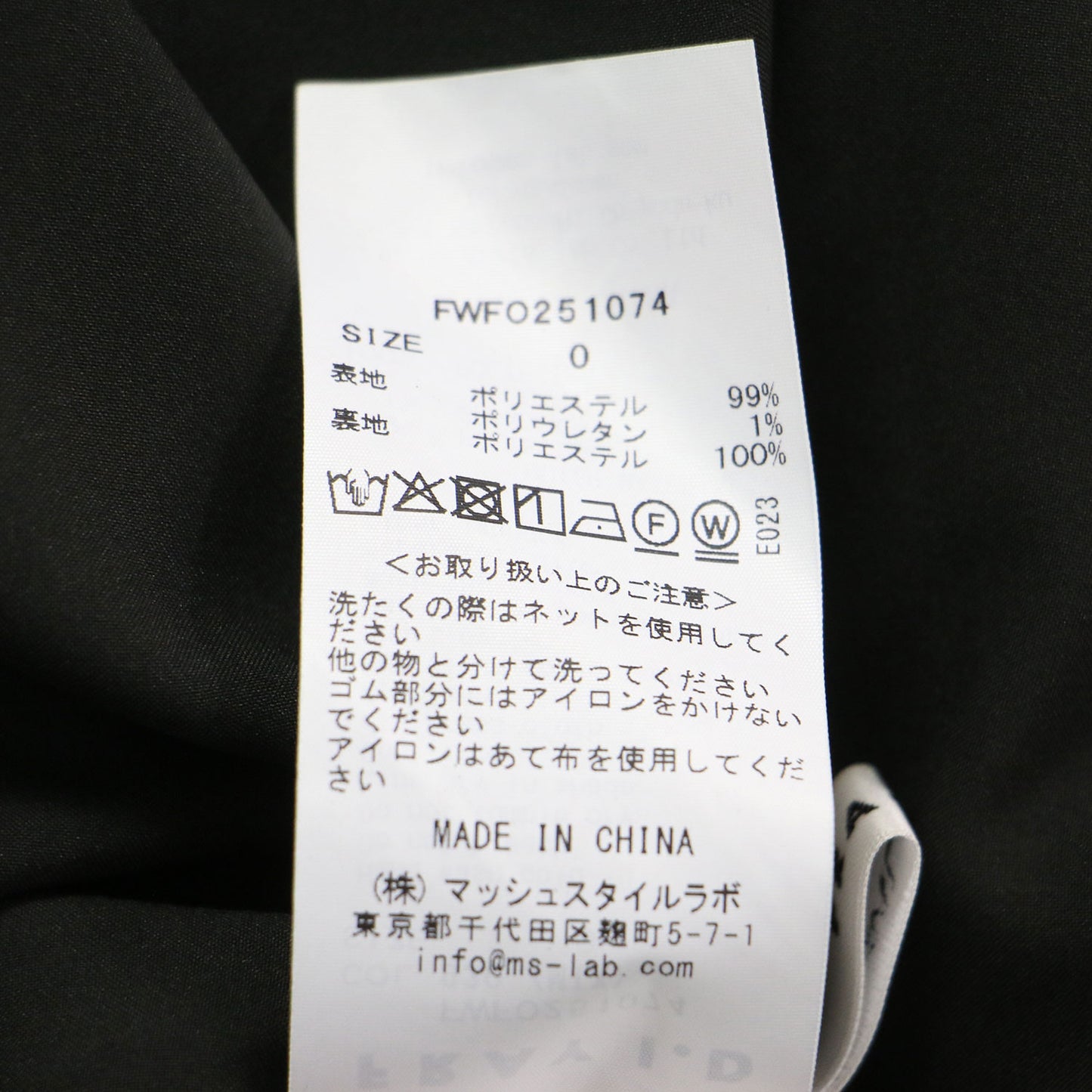 25春夏 クレープサテン プリント ワンピース / ロング丈 長袖 Vネック フレアシルエット シャーリング リボン