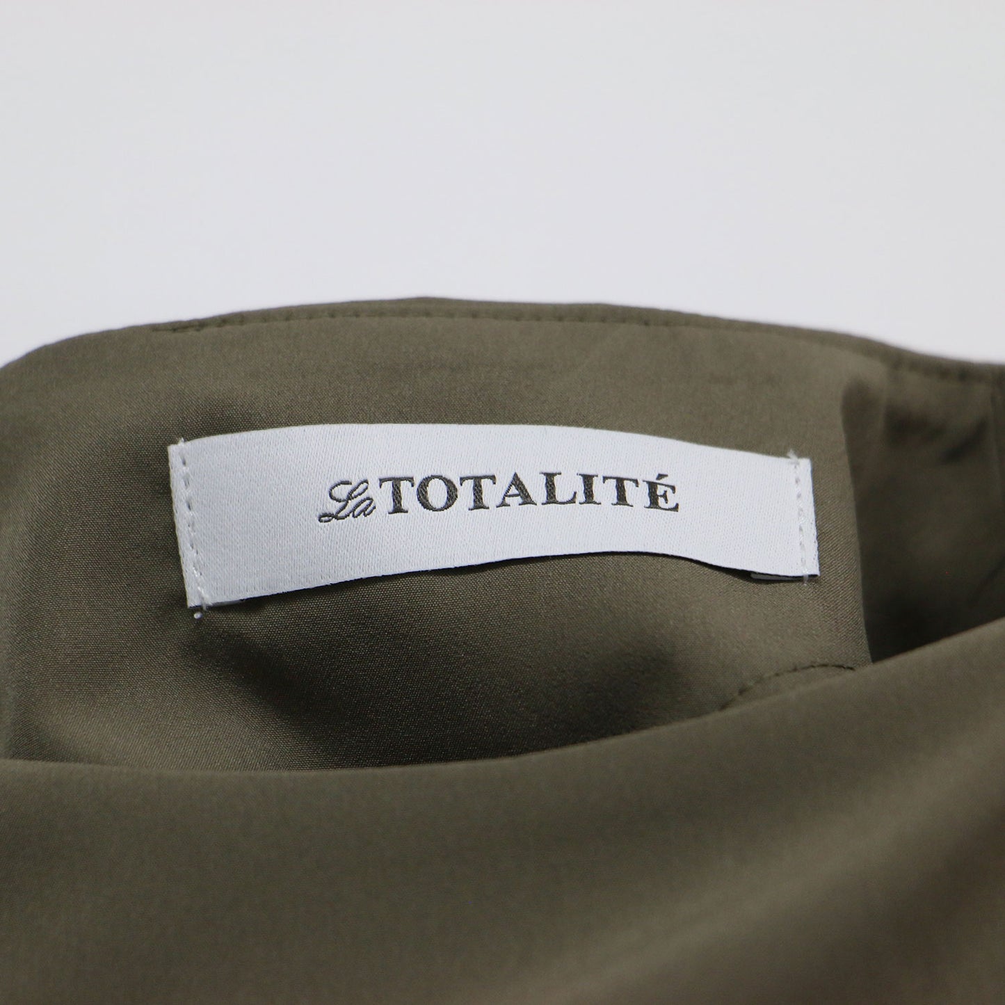 23秋冬 バックオープンギャザーワンピース / ドレス クルーネック 長袖 パフスリーブ フレア Aライン ウォッシャブル