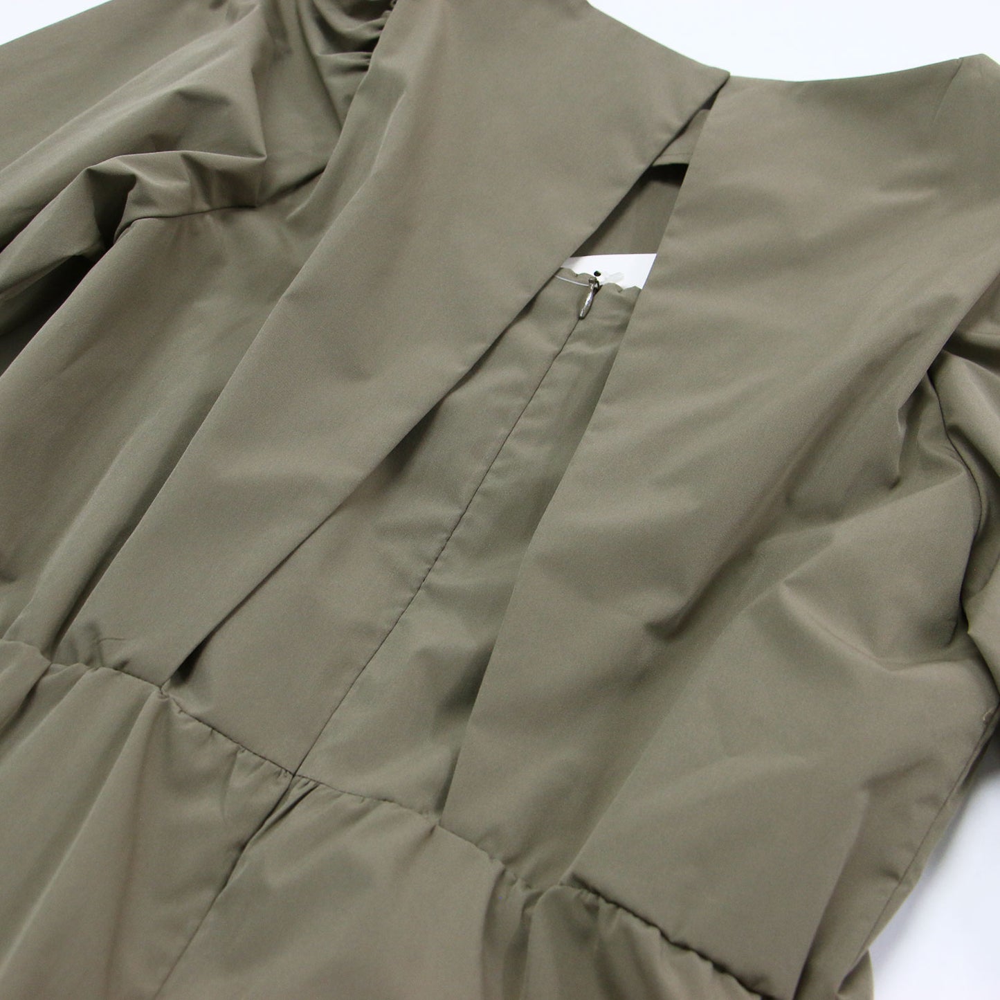 23秋冬 バックオープンギャザーワンピース / ドレス クルーネック 長袖 パフスリーブ フレア Aライン ウォッシャブル