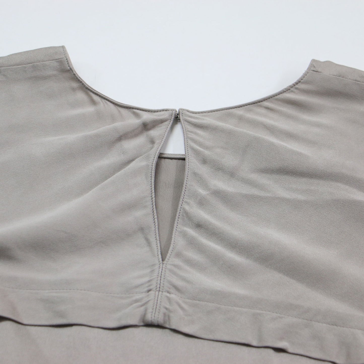 24秋冬 シルク ラウンドヘム Tブラウス / GENTLE SILK 長袖 クルーネック チュニック丈 サテン リボン ウォッシャブル