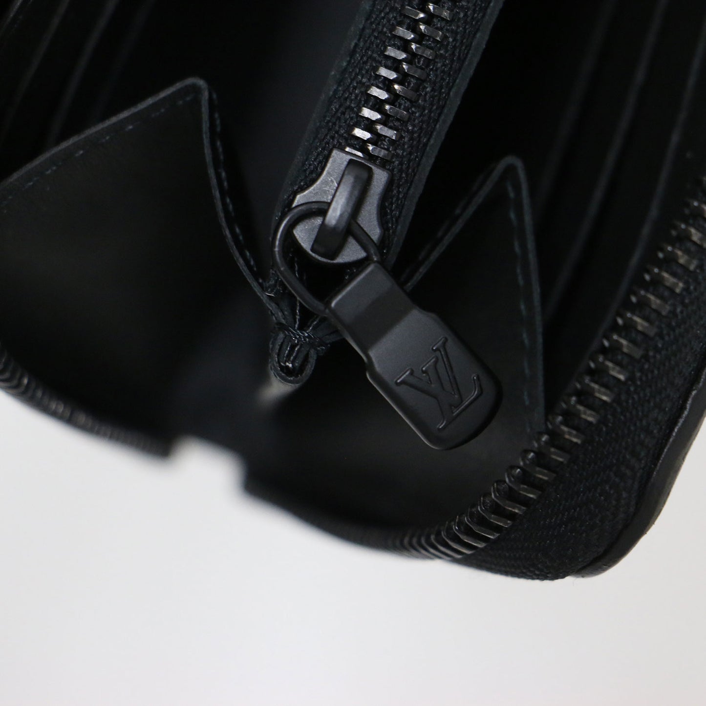 ジッピーウォレット･ホリゾンタル 長財布 / ラウンドファスナー モノグラム レザー