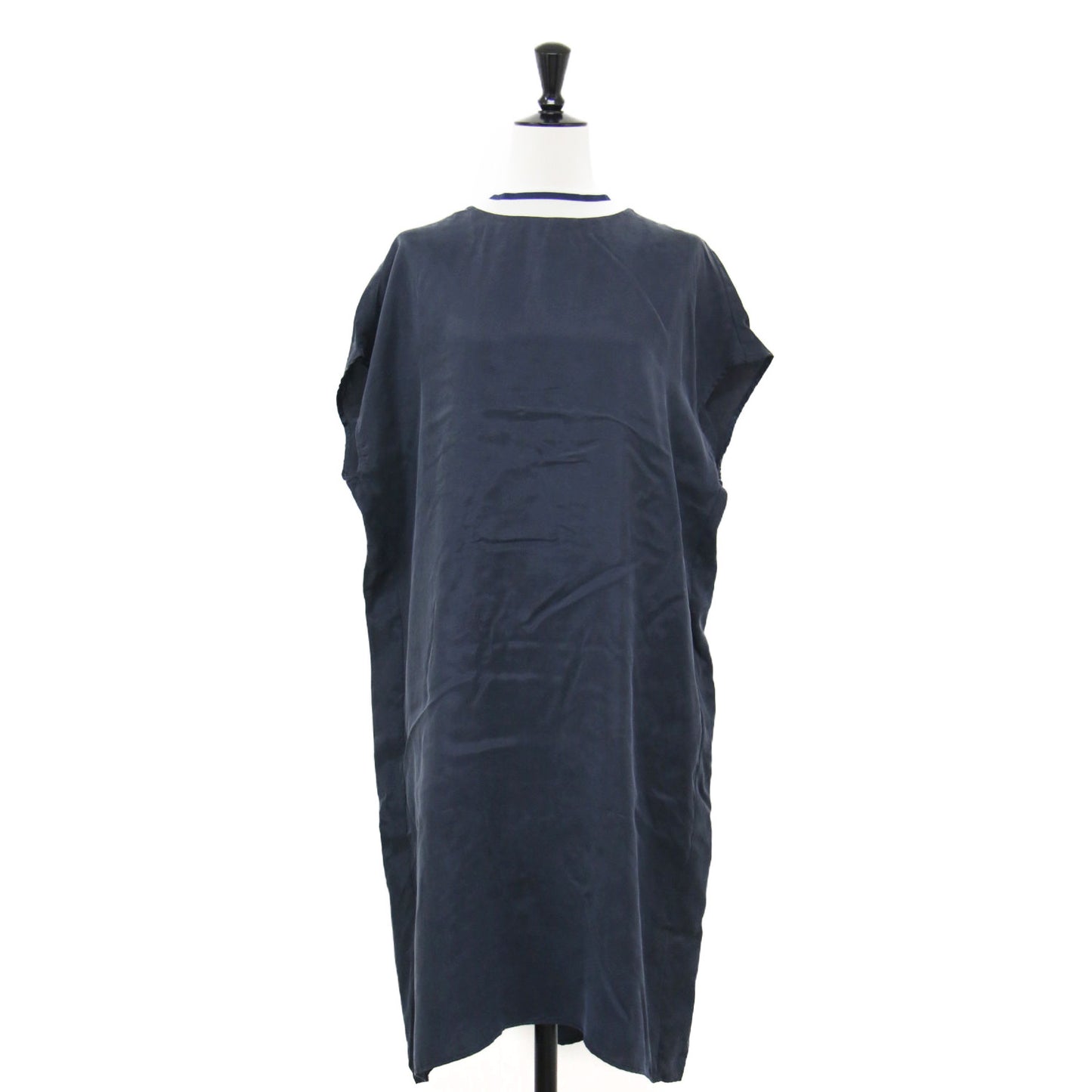 パウダーサテン ノースリーブ ミディ ワンピース / スタンドカラー 襟リブ