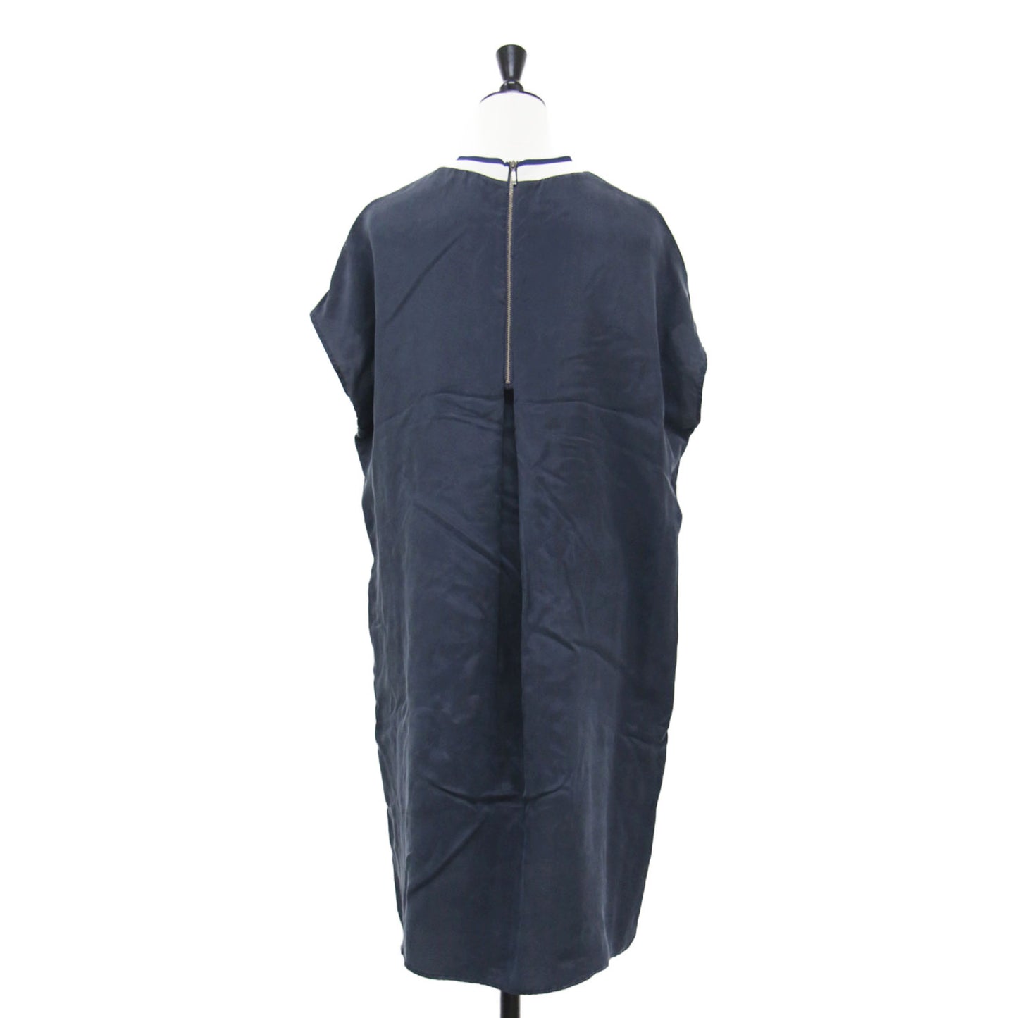 パウダーサテン ノースリーブ ミディ ワンピース / スタンドカラー 襟リブ