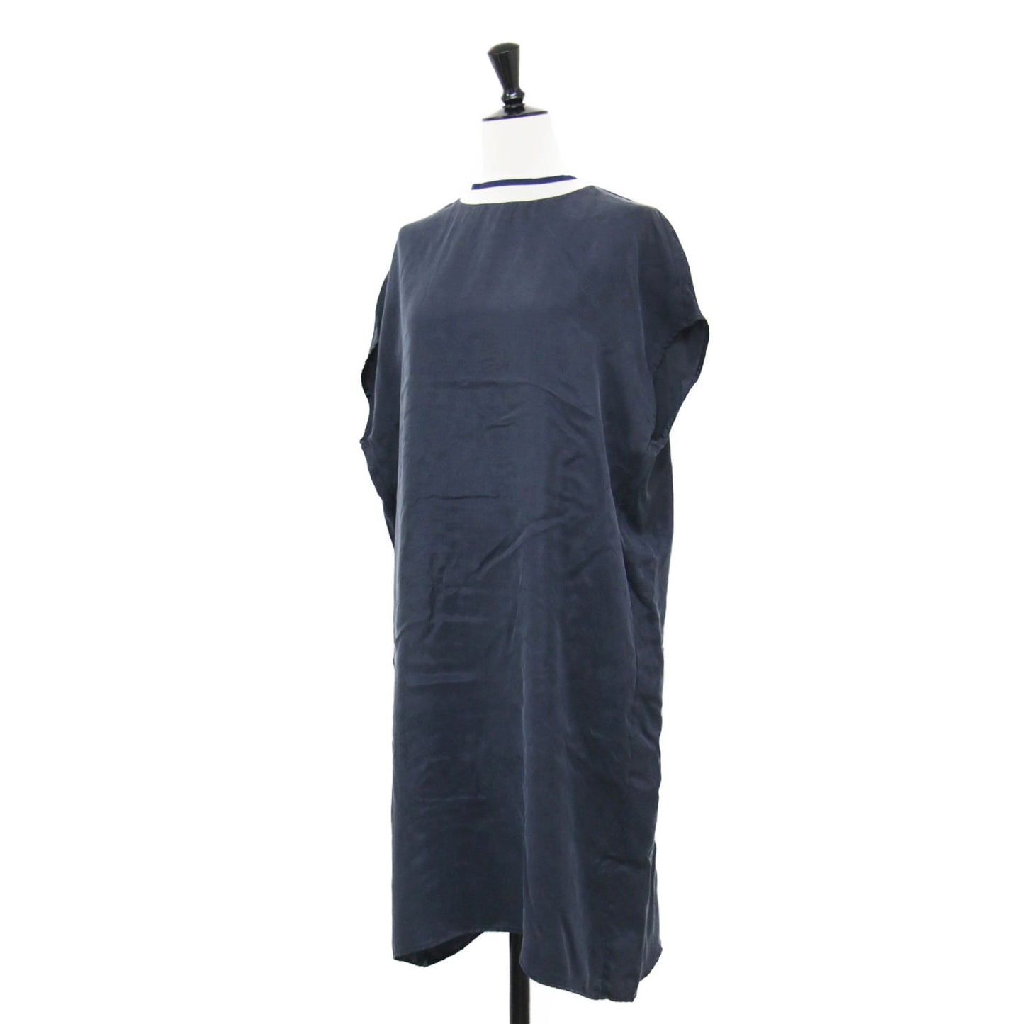 パウダーサテン ノースリーブ ミディ ワンピース / スタンドカラー 襟リブ