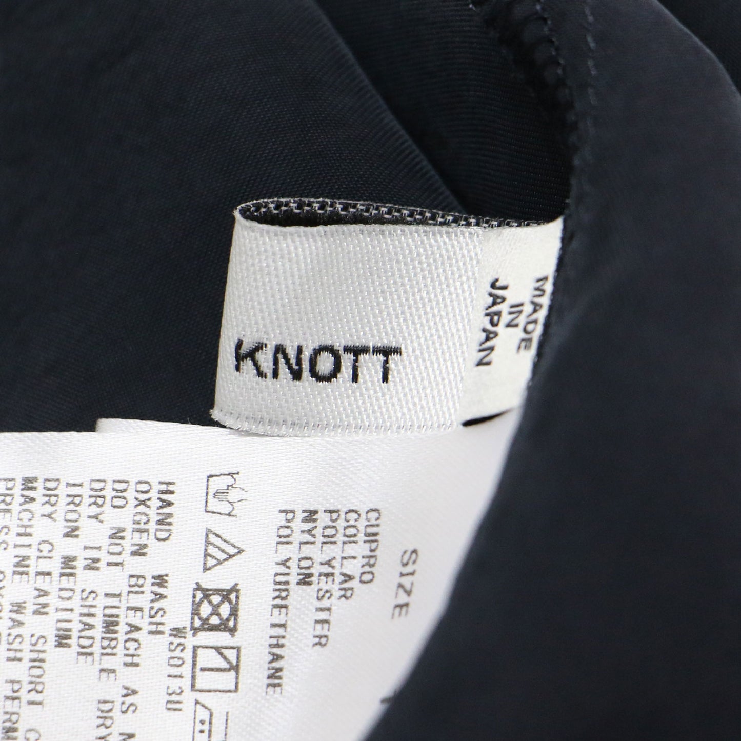 パウダーサテン ノースリーブ ミディ ワンピース / スタンドカラー 襟リブ