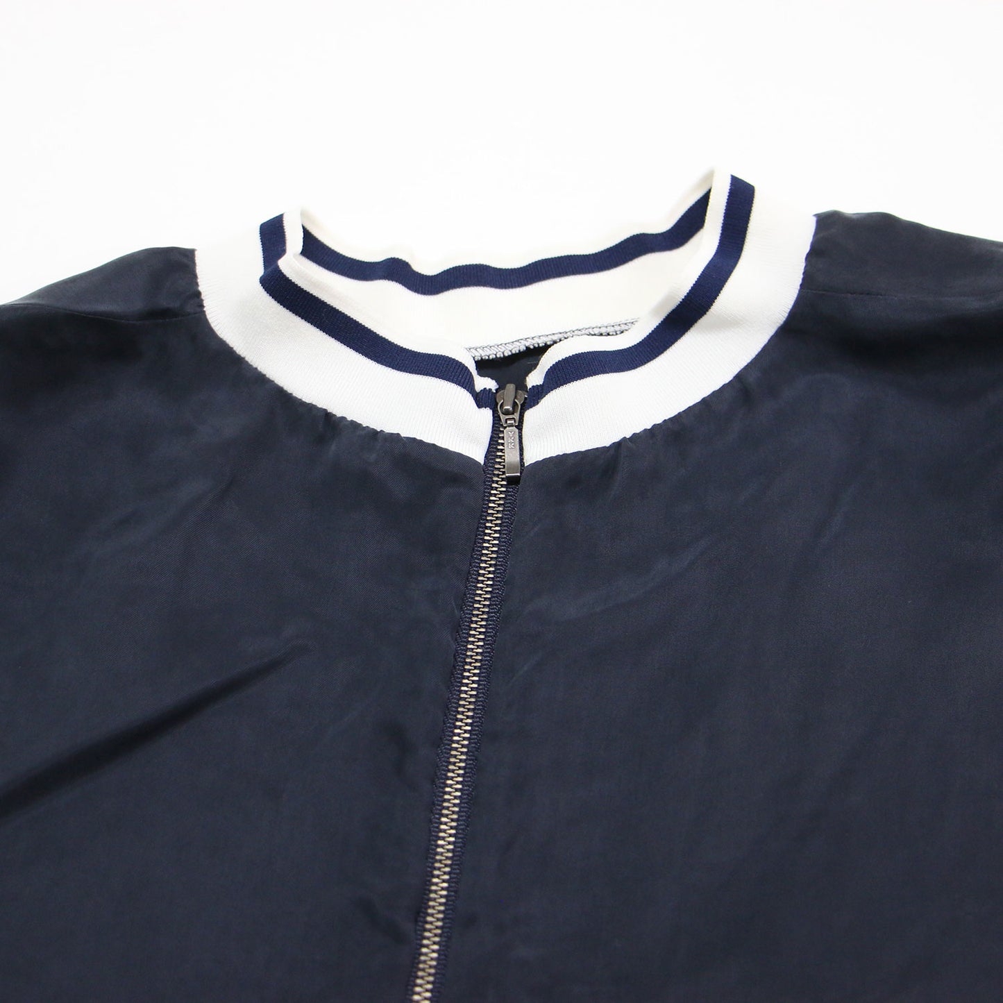 パウダーサテン ノースリーブ ミディ ワンピース / スタンドカラー 襟リブ