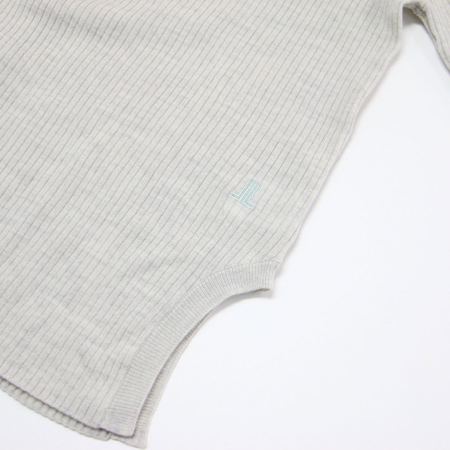 カラーポイント リブ タートル / ニット プルオーバー 長袖 カーブスリット ロゴ 刺繍 ウール