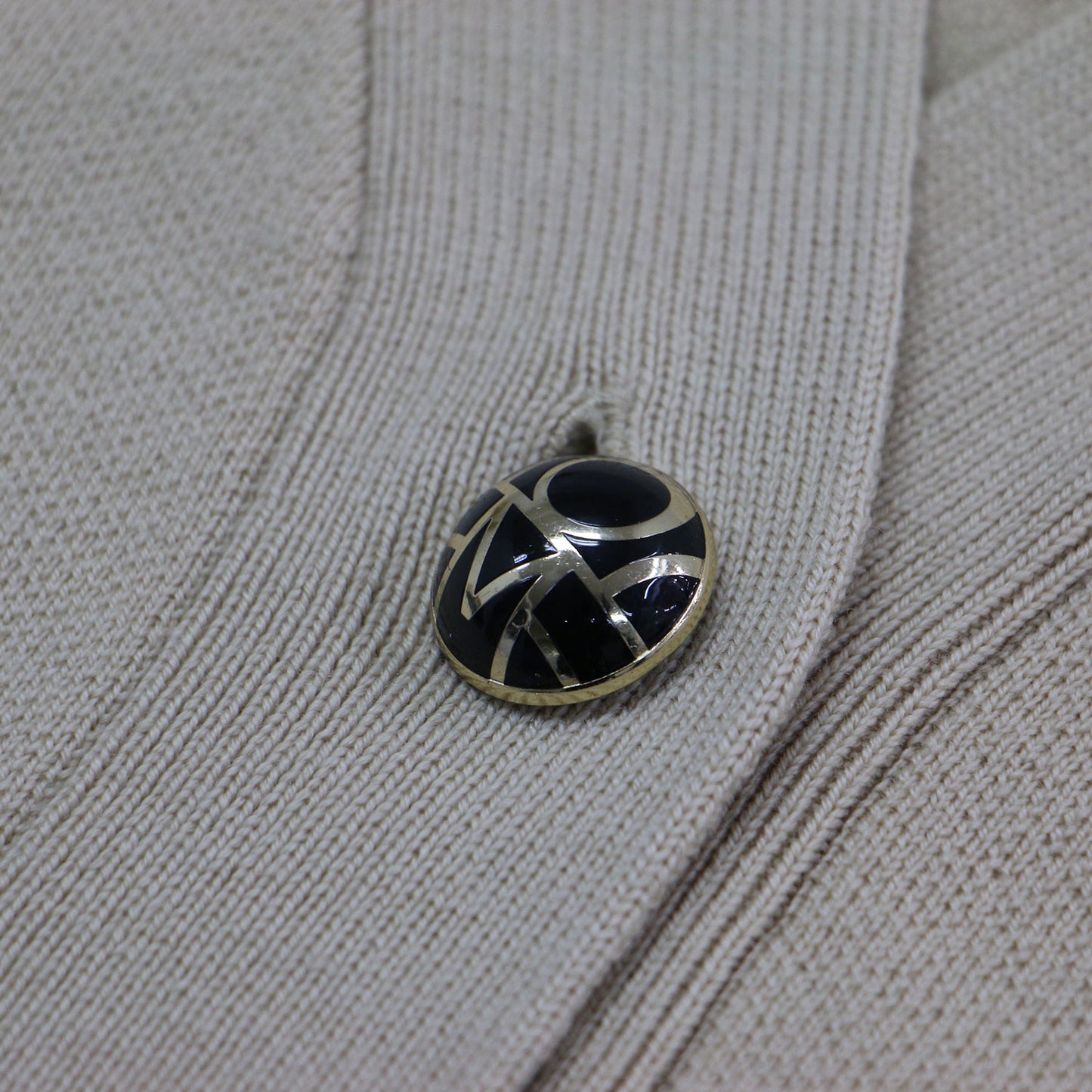 モノグラムボタン カーディガン / MONOGRAM BUTTON CARDIGAN ニット 長袖 Vネック ワイド ウール