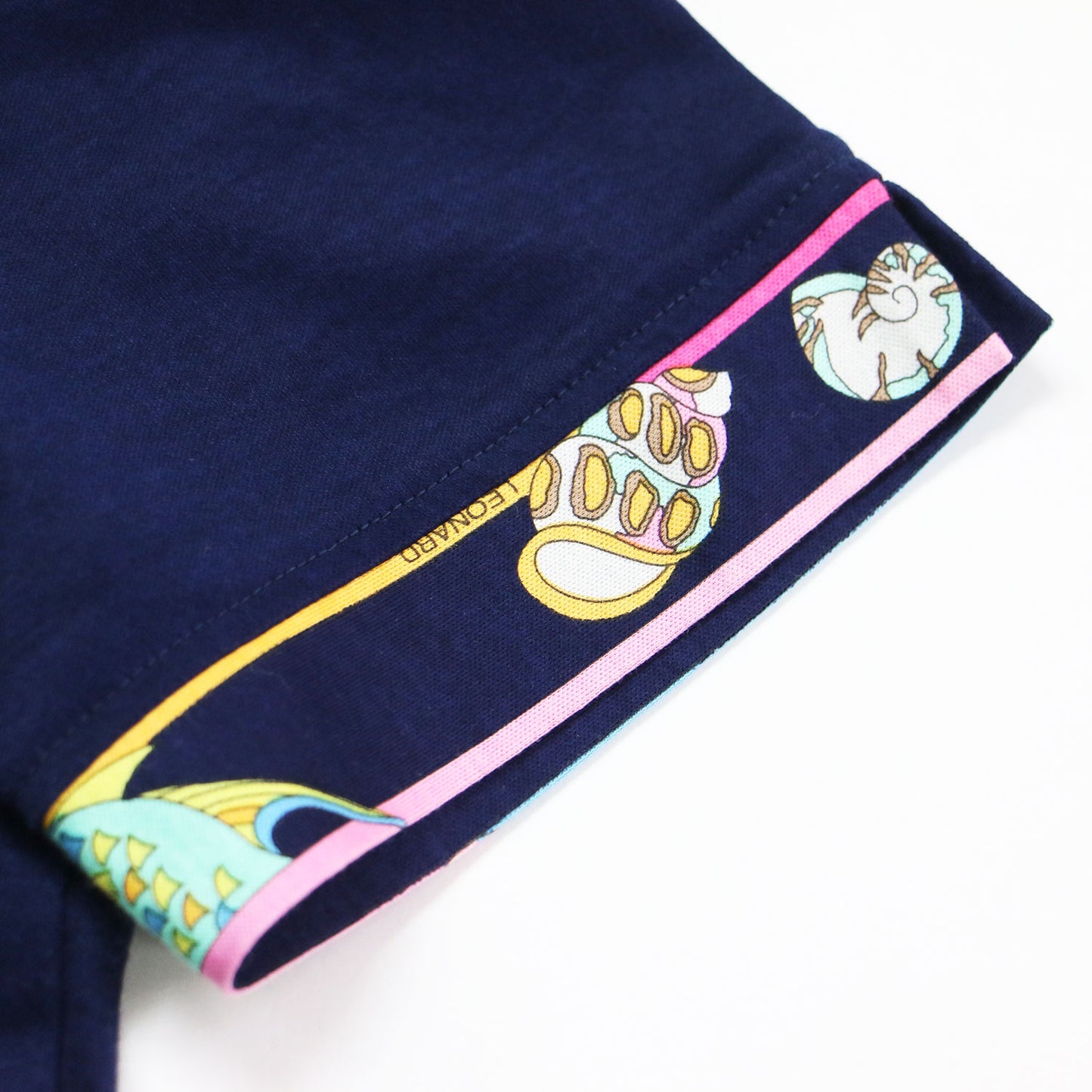 フローラルプリントTシャツ / プルオーバー ラウンドネック 半袖 ロゴ 微光沢 コットン