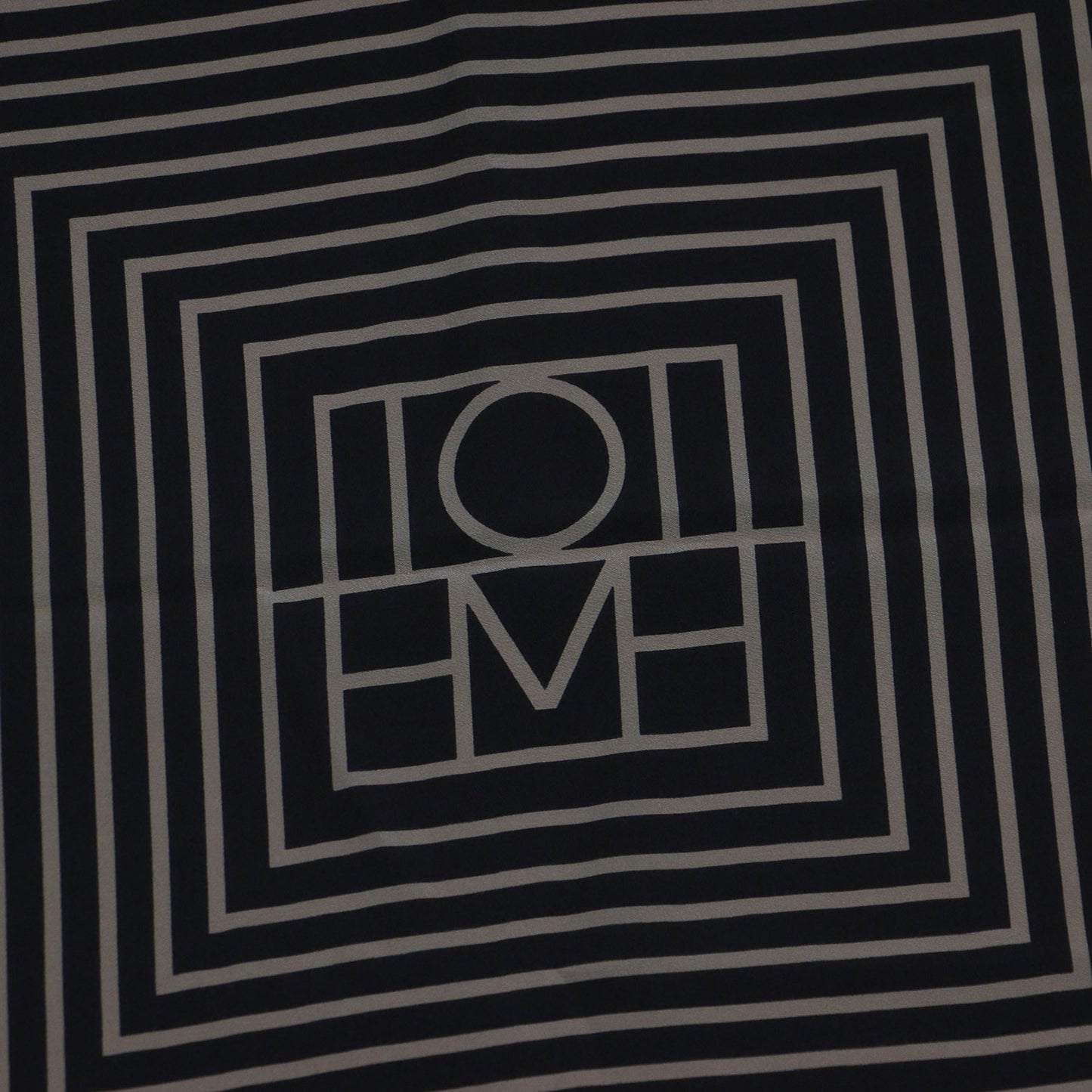 センターモノグラム シルクスカーフ / CENTERED MONOGRAM 正方形 大判 ロゴ