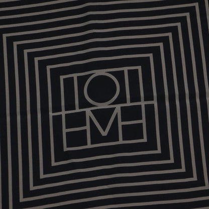 センターモノグラム シルクスカーフ / CENTERED MONOGRAM 正方形 大判 ロゴ