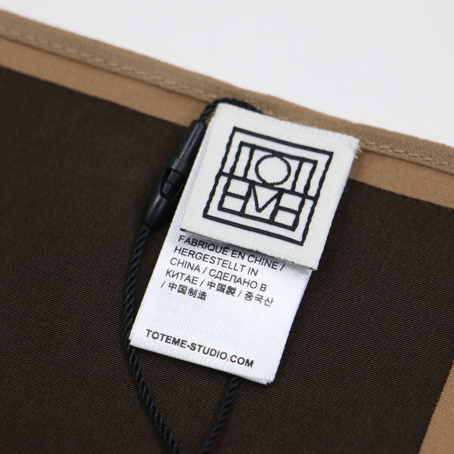 センターモノグラム シルクスカーフ / CENTERED MONOGRAM 正方形 大判 ロゴ