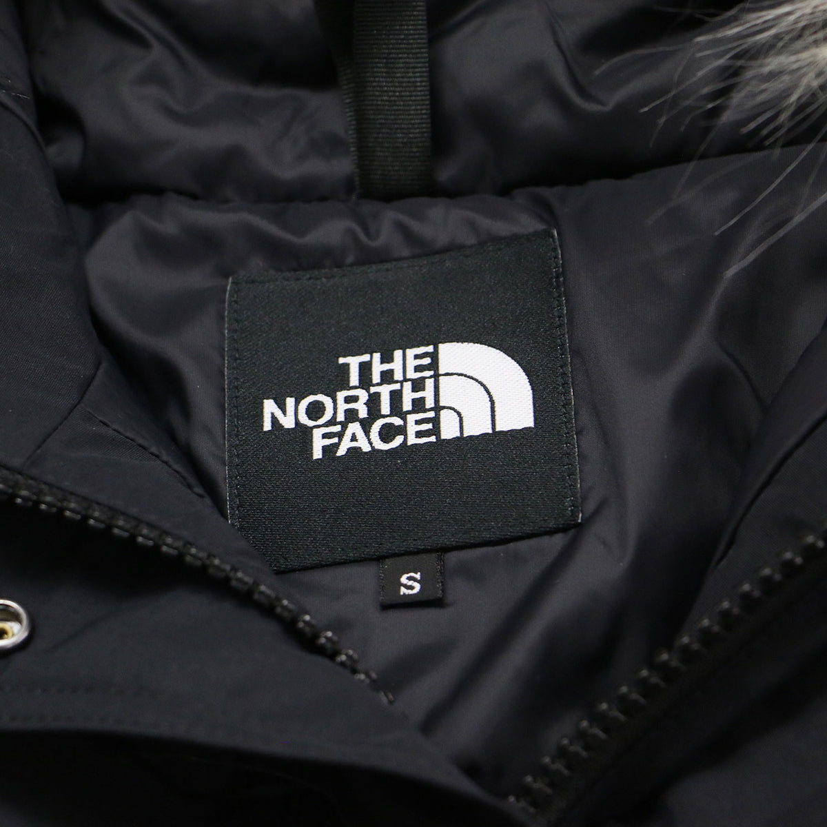 マウンテン ダウン コート NDW92549 / Mountain Down Coat ジャケット ミドル丈 フード付き フェイクファー ナイロン
