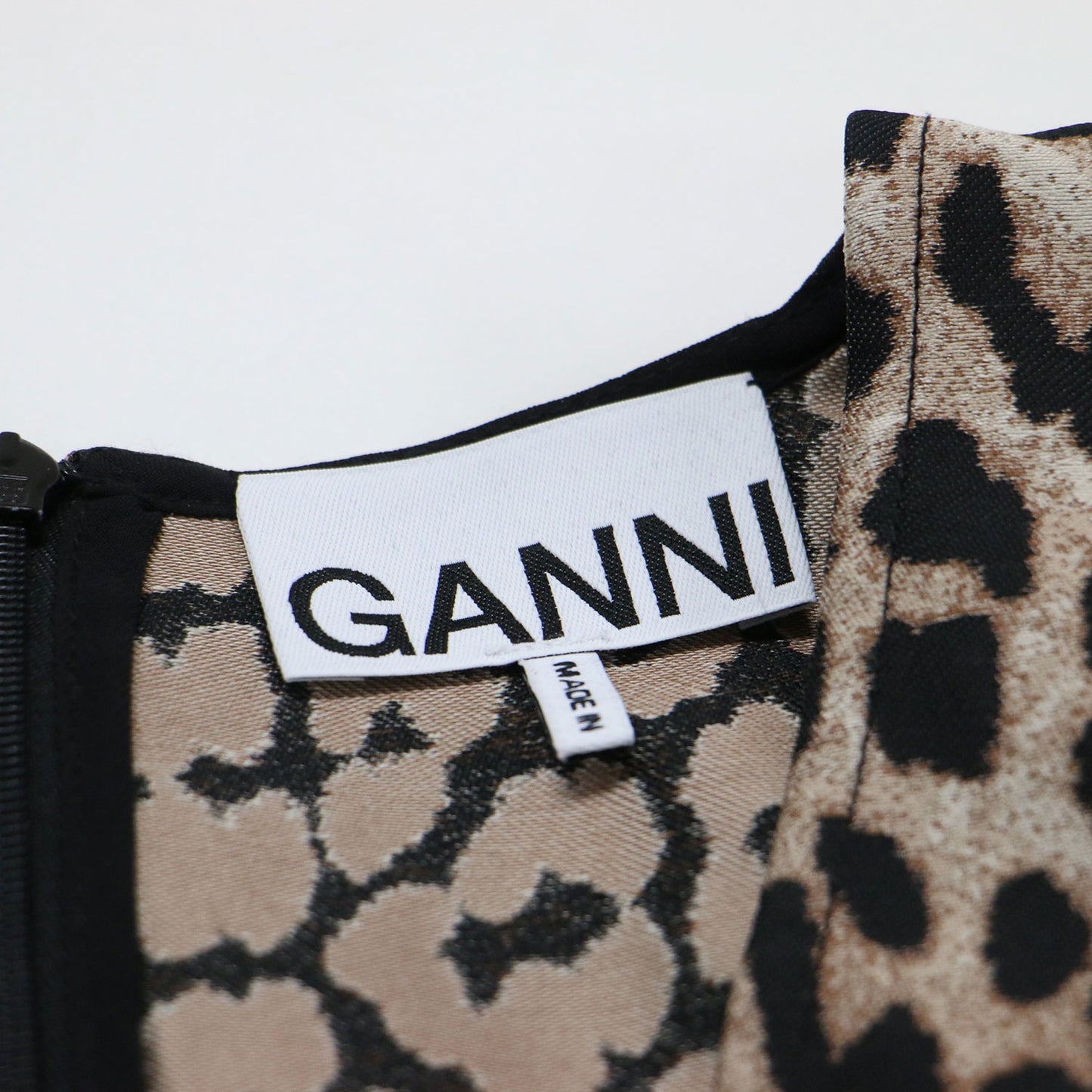 レオパード柄 ジャガード パフスリーブ ミニ ワンピース / Crispy Jacquard Vネック 五分袖 ボリュームスリーブ