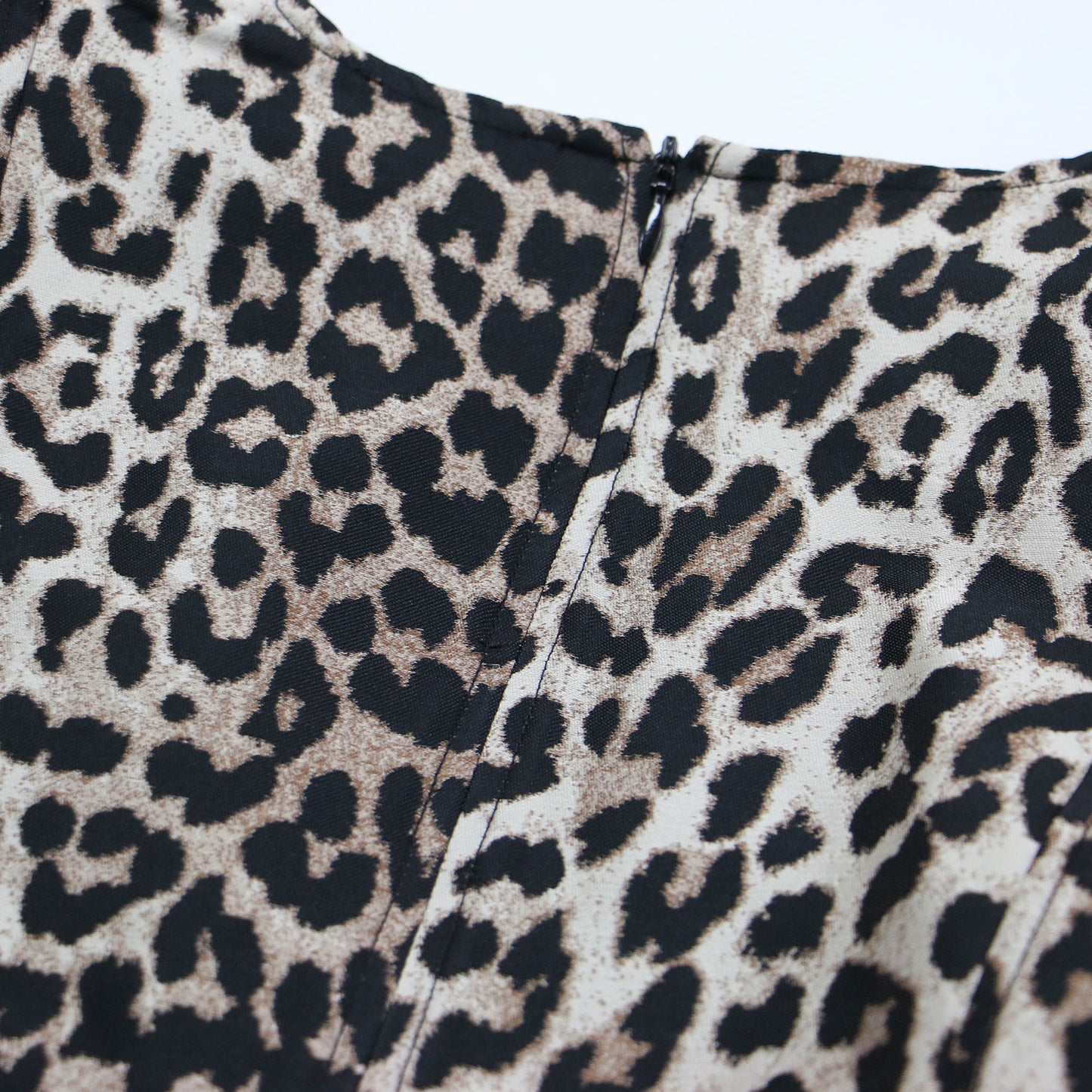 レオパード柄 ジャガード パフスリーブ ミニ ワンピース / Crispy Jacquard Vネック 五分袖 ボリュームスリーブ