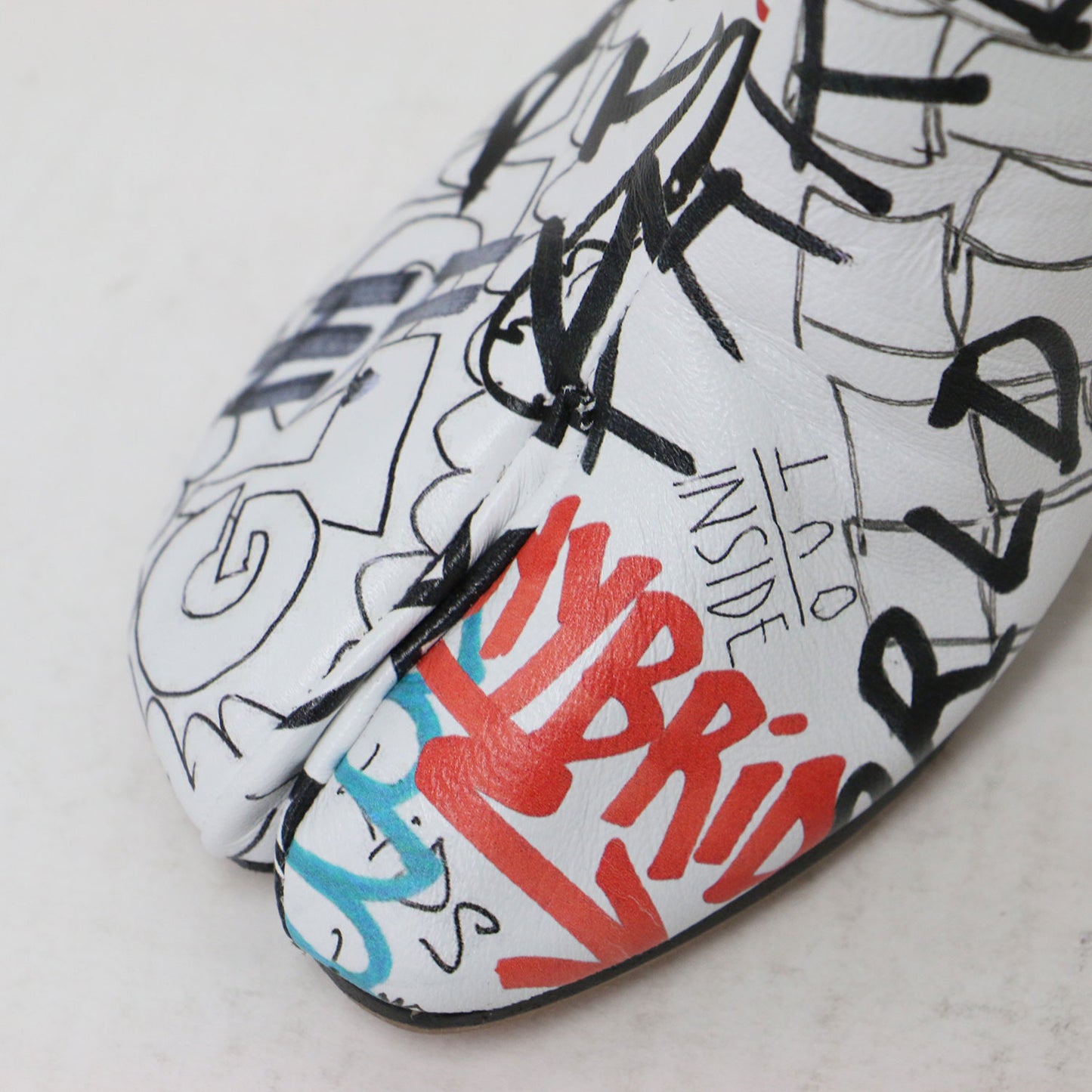 グラフティ タビ ブーツ / Graffiti Tabi boots ミドルブーツ シリンダーヒール プリント レザー