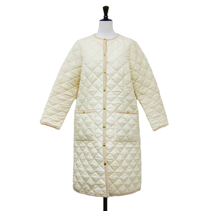 × NOLLYS 別注 アークリー ロング キルティングコート / ARKLEY LONG 長袖 ノーカラー ミディ丈 メタルボタン 撥水加工
