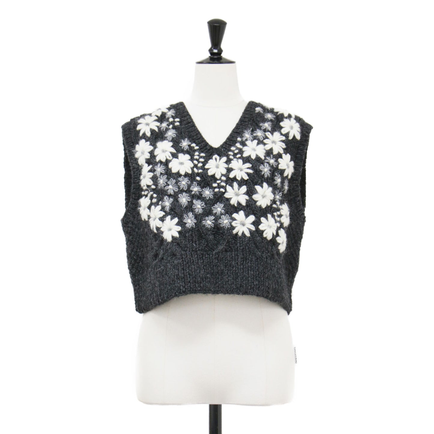 25秋冬 フラワー ニットベスト / Clara Vネック ショート丈 ケーブル編み フラワー刺繍