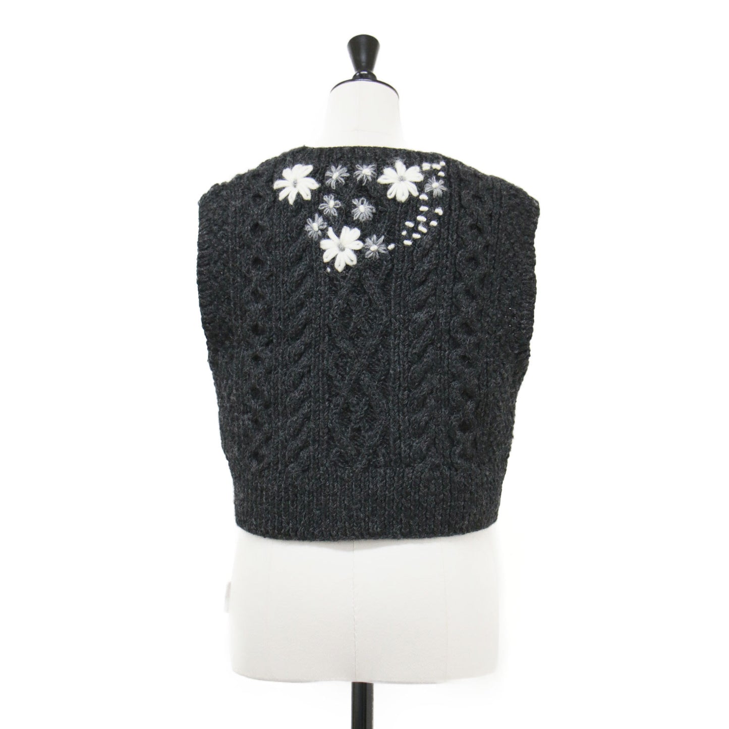 25秋冬 フラワー ニットベスト / Clara Vネック ショート丈 ケーブル編み フラワー刺繍