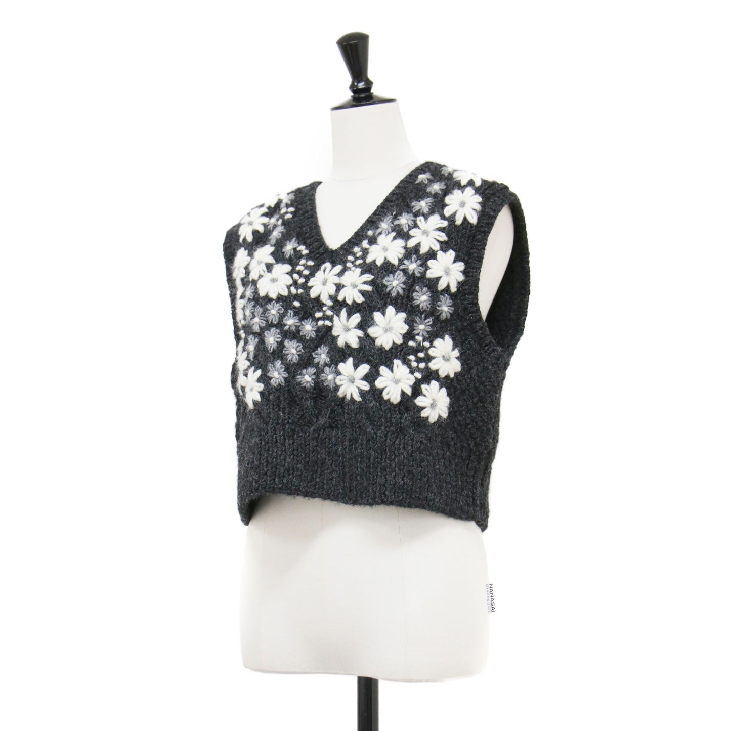 25秋冬 フラワー ニットベスト / Clara Vネック ショート丈 ケーブル編み フラワー刺繍