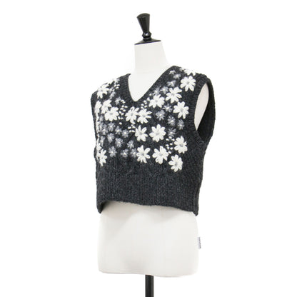 25秋冬 フラワー ニットベスト / Clara Vネック ショート丈 ケーブル編み フラワー刺繍