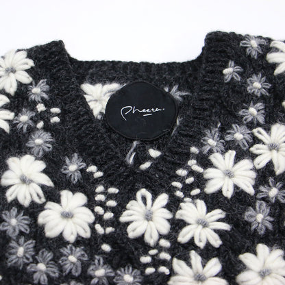 25秋冬 フラワー ニットベスト / Clara Vネック ショート丈 ケーブル編み フラワー刺繍