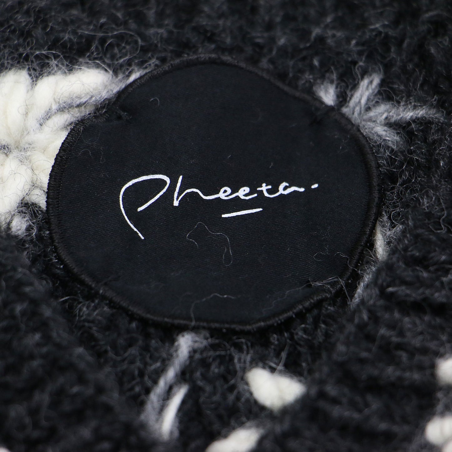 25秋冬 フラワー ニットベスト / Clara Vネック ショート丈 ケーブル編み フラワー刺繍