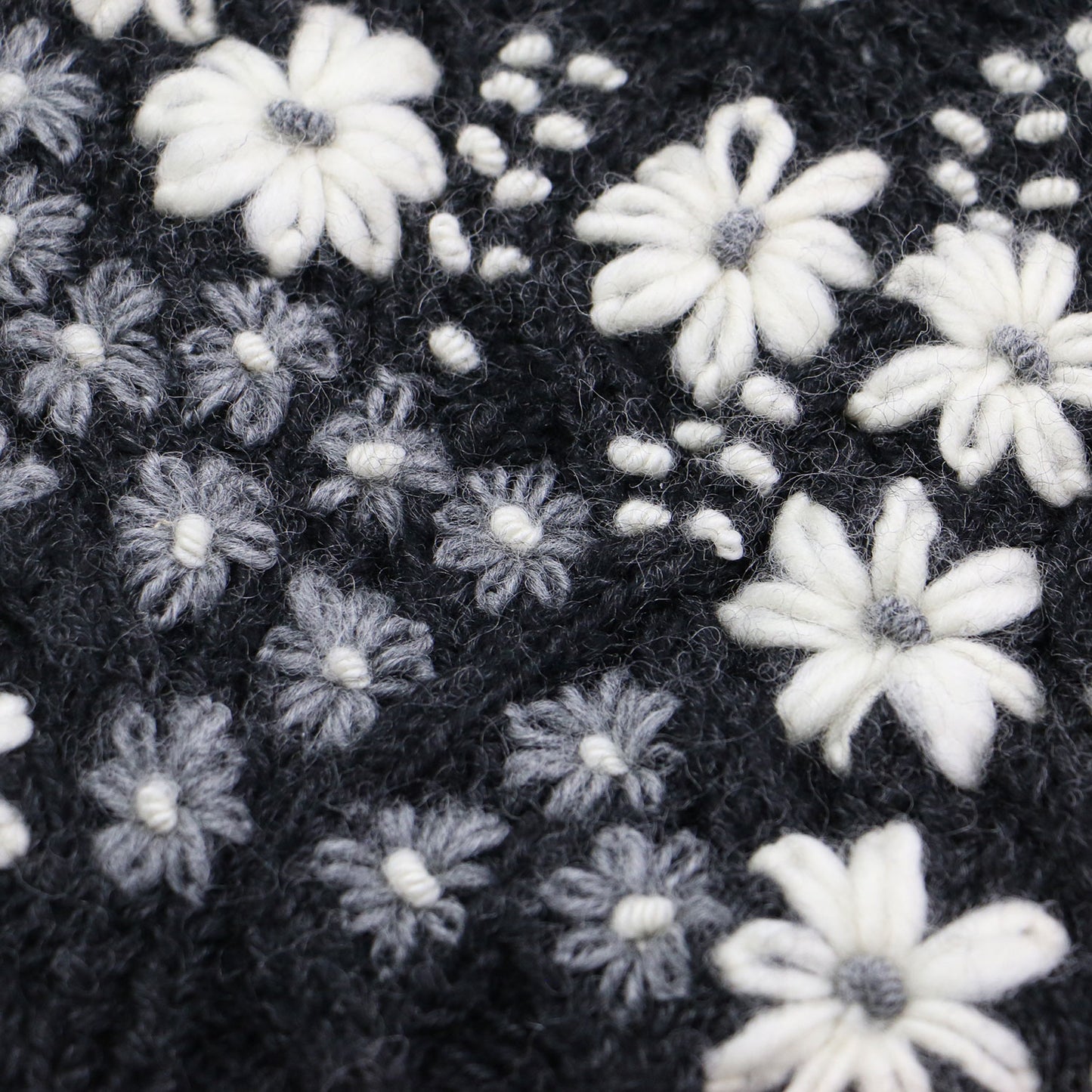 25秋冬 フラワー ニットベスト / Clara Vネック ショート丈 ケーブル編み フラワー刺繍