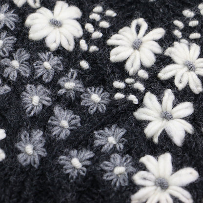 25秋冬 フラワー ニットベスト / Clara Vネック ショート丈 ケーブル編み フラワー刺繍