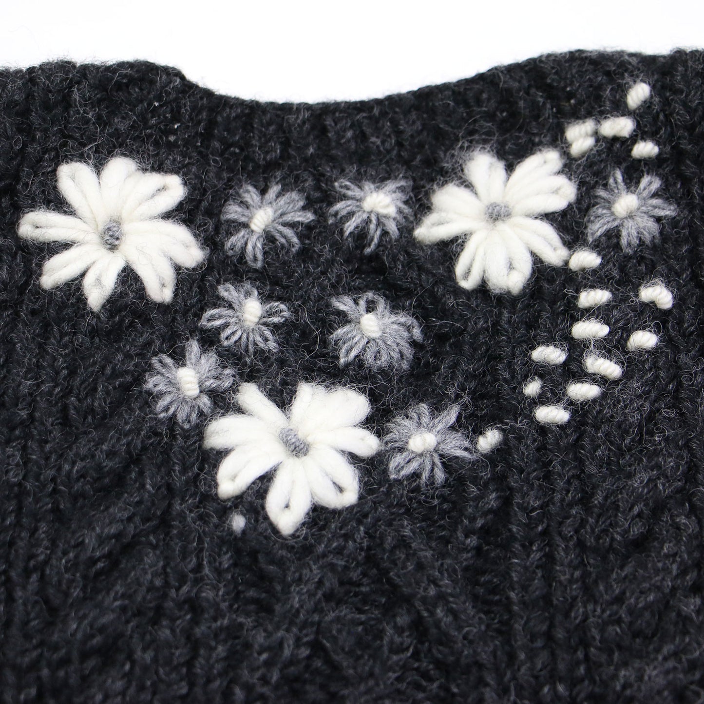 25秋冬 フラワー ニットベスト / Clara Vネック ショート丈 ケーブル編み フラワー刺繍