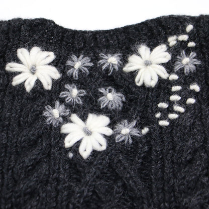 25秋冬 フラワー ニットベスト / Clara Vネック ショート丈 ケーブル編み フラワー刺繍