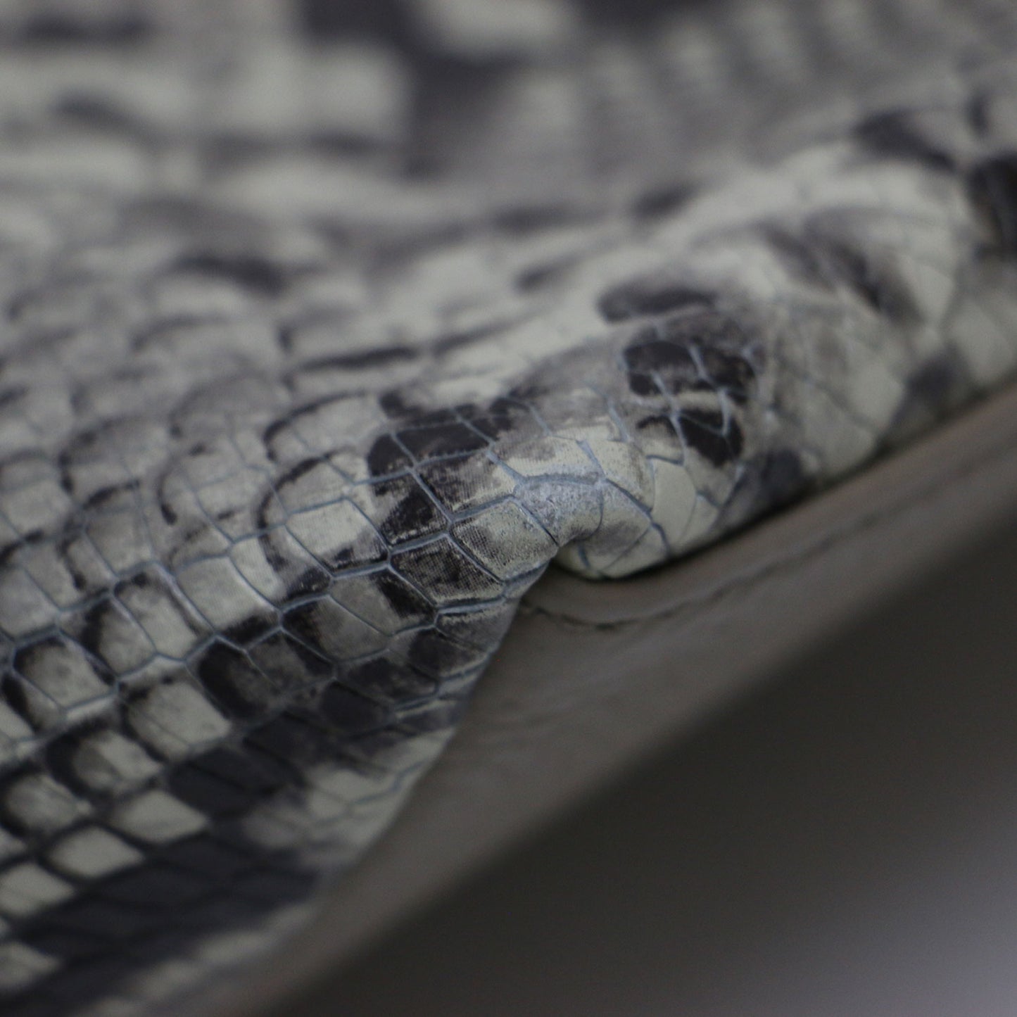 × martinique 別注 パイソン ミニバッグ / Bond Mini PYTHON スクエア型 巾着 総柄 パイピング