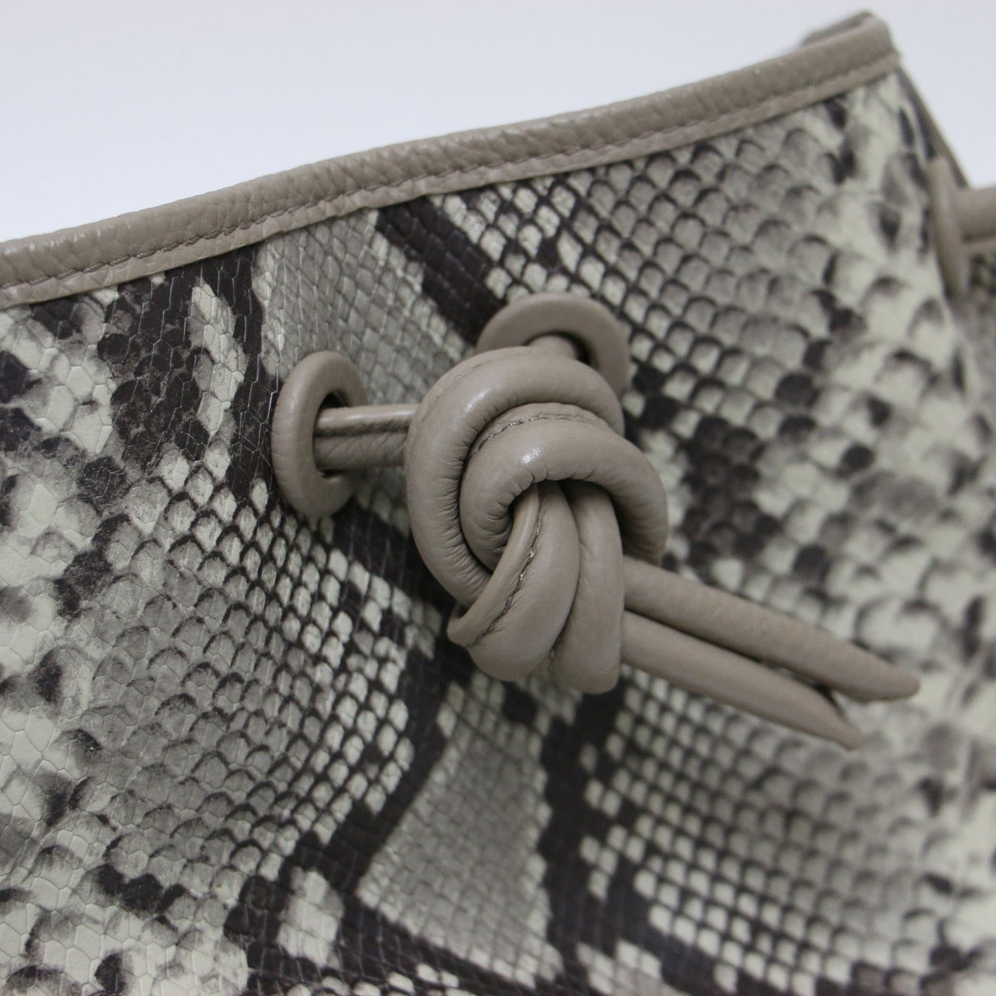 × martinique 別注 パイソン ミニバッグ / Bond Mini PYTHON スクエア型 巾着 総柄 パイピング