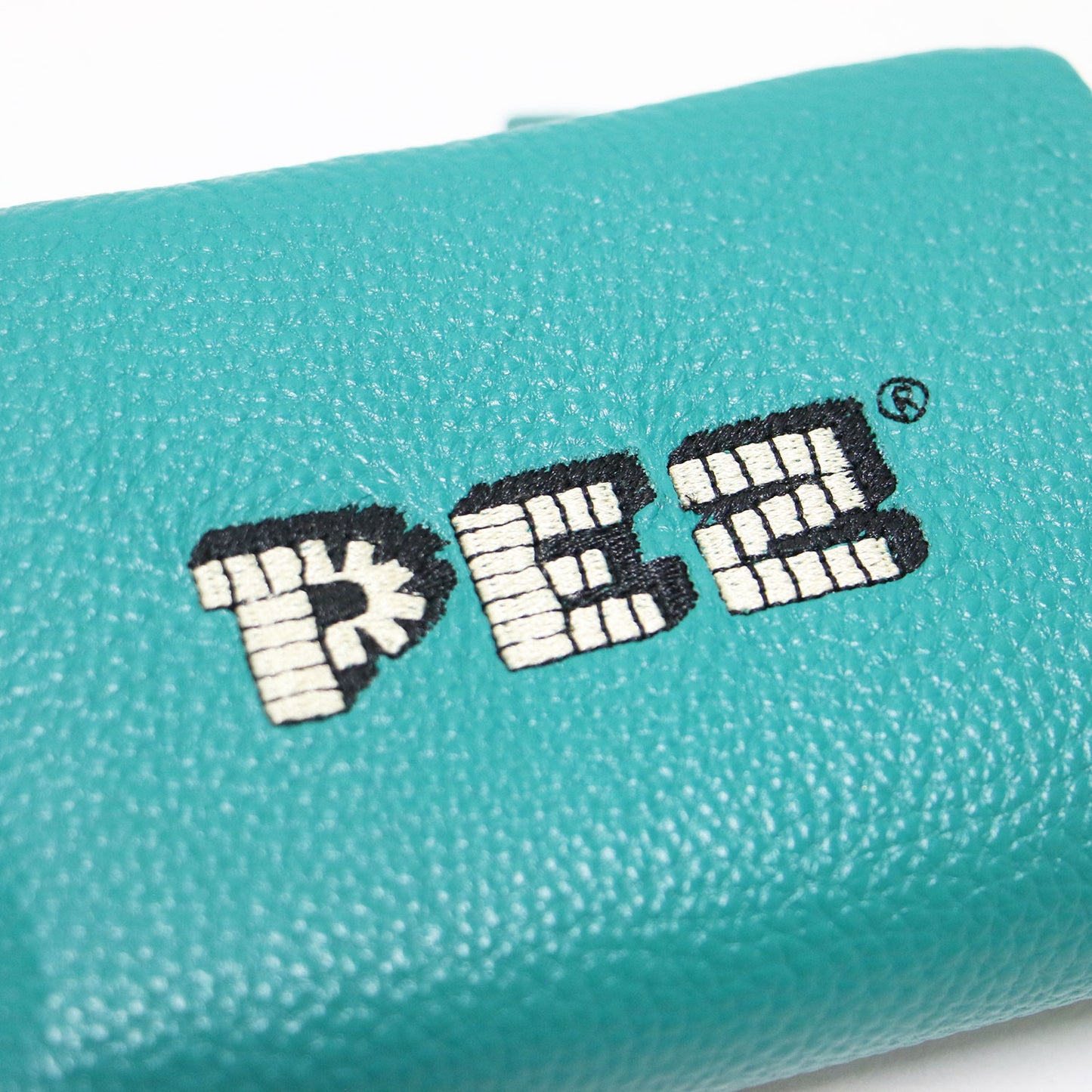 × PEZ コラボ 23秋冬 本革 コンパクト 刺しゅう 折り財布 / ウォレット 二つ折り ZOO柄 ペッツ カウレザー