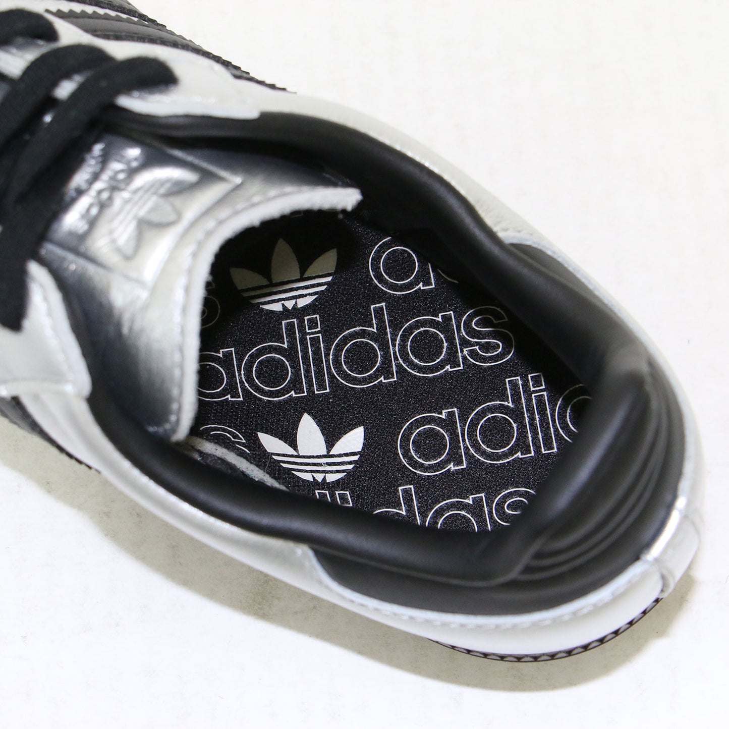25秋冬 Samba OG Shoes / サンバ レースアップ メタリック ラウンドトゥ スニーカー