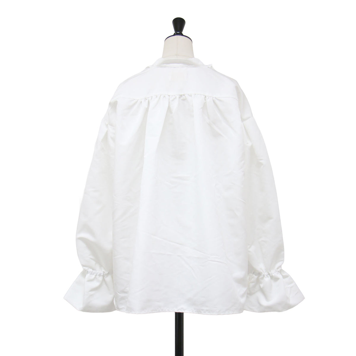 26春夏 ハヌルシャツ / プルオーバー オーバーサイズ バンドカラー 長袖 ドロップショルダー フリルカフス フロントファスナー 比翼仕立て バックヨーク ギャザー 光沢 ウォッシャブル