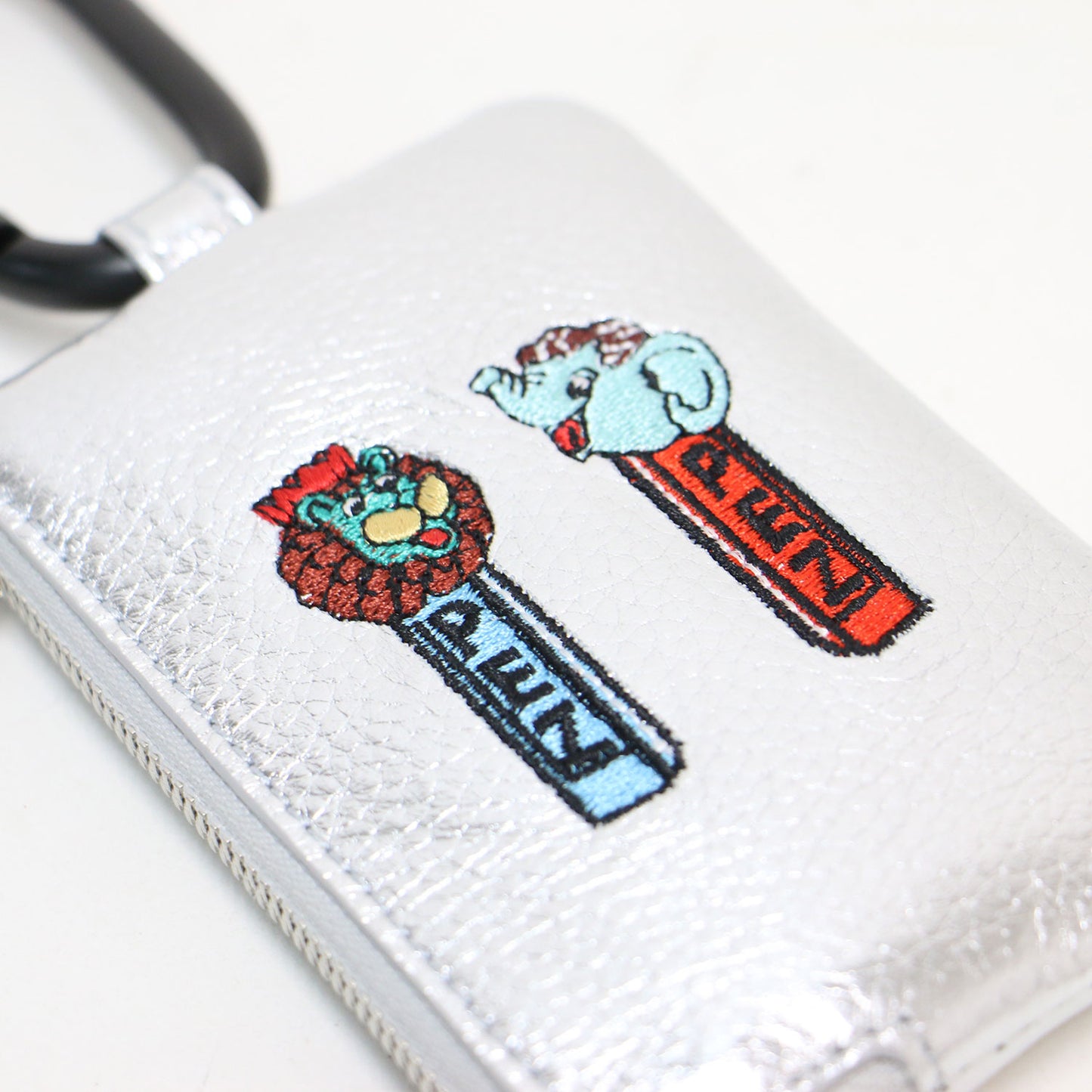 × PEZ 24秋冬 牛革 カラビナ付き パス＆キーケース / マルチケース ポーチ ZOO柄 ロゴ 刺繍 カウレザー