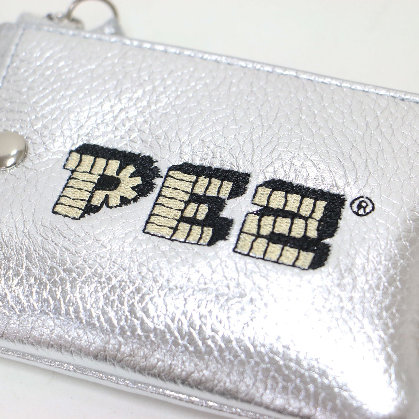 × PEZ 24秋冬 牛革 カラビナ付き パス＆キーケース / マルチケース ポーチ ZOO柄 ロゴ 刺繍 カウレザー