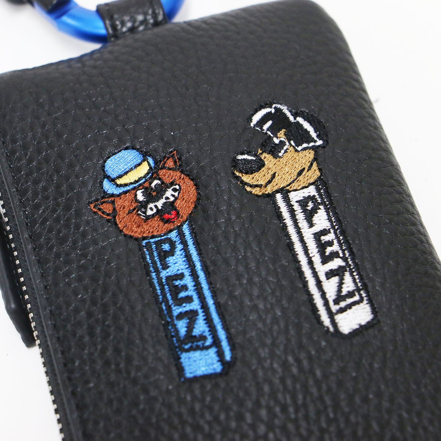 × PEZ 24秋冬 牛革 カラビナ付き パス＆キーケース / マルチケース ポーチ 猫と犬柄 ロゴ 刺繍 カウレザー
