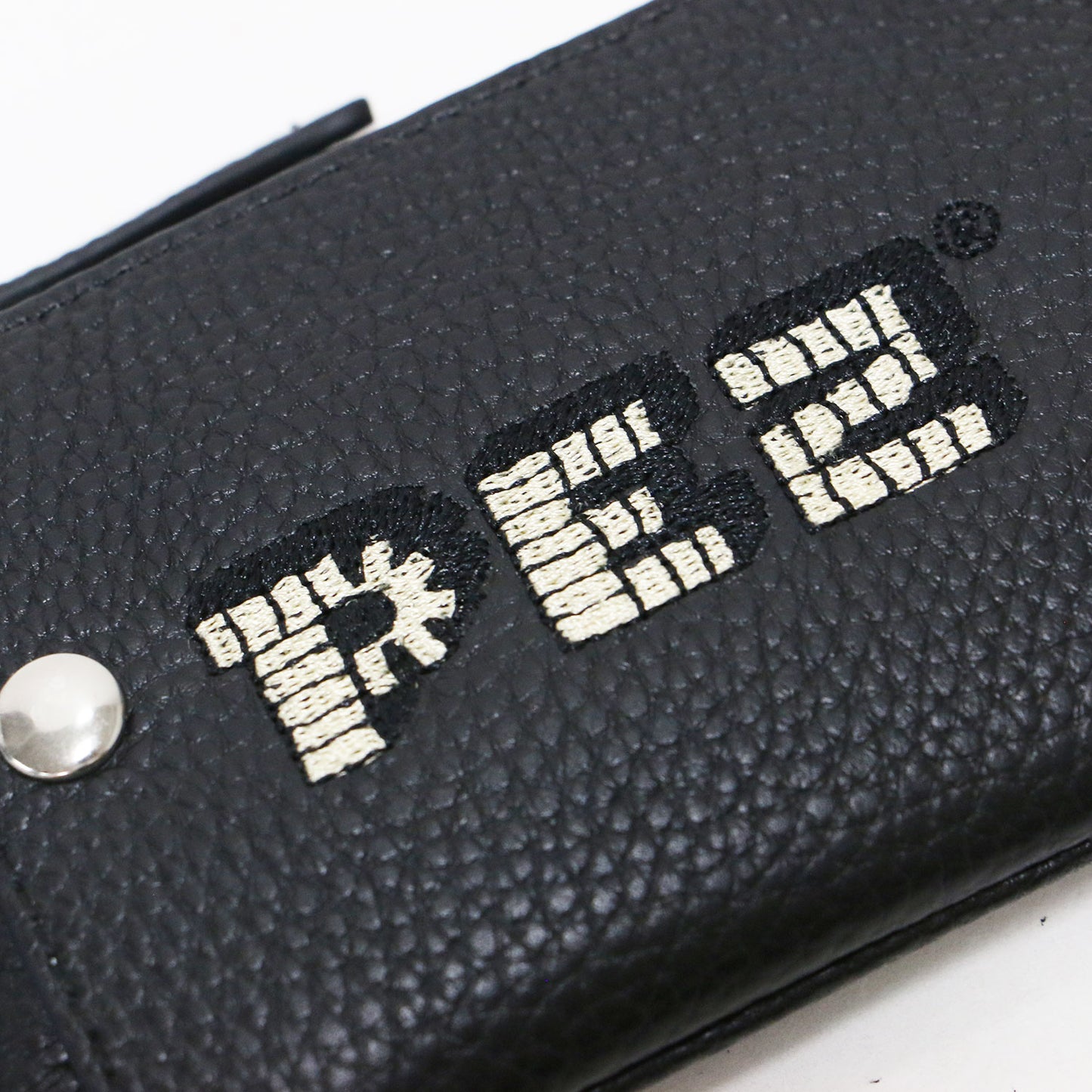 × PEZ 24秋冬 牛革 カラビナ付き パス＆キーケース / マルチケース ポーチ 猫と犬柄 ロゴ 刺繍 カウレザー