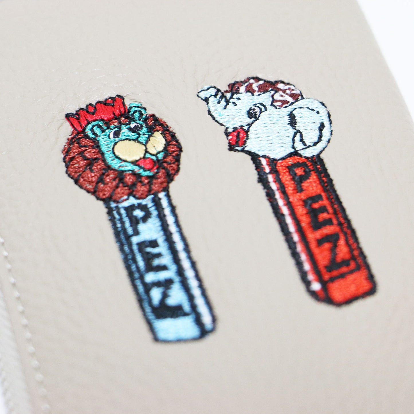 × PEZ 24秋冬 牛革 カラビナ付き パス＆キーケース / マルチケース ポーチ ZOO柄 ロゴ 刺繍 カウレザー