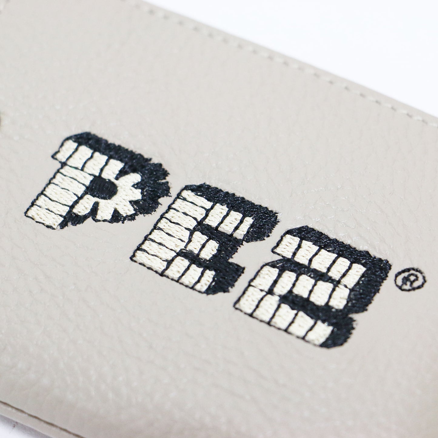 × PEZ 24秋冬 牛革 カラビナ付き パス＆キーケース / マルチケース ポーチ ZOO柄 ロゴ 刺繍 カウレザー