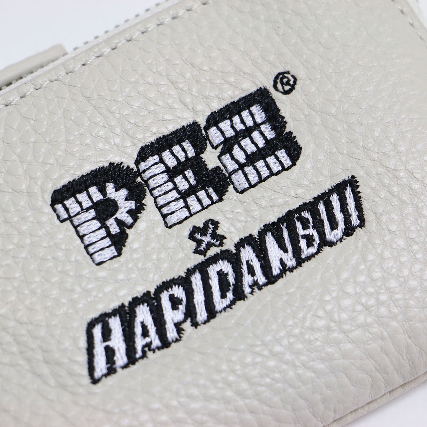 × はぴだんぶい × PEZ 25秋冬 本革 カラビナ付き パス ＆ キーケース / コインケース マルチケース 刺繍 ペッツ サンリオ
