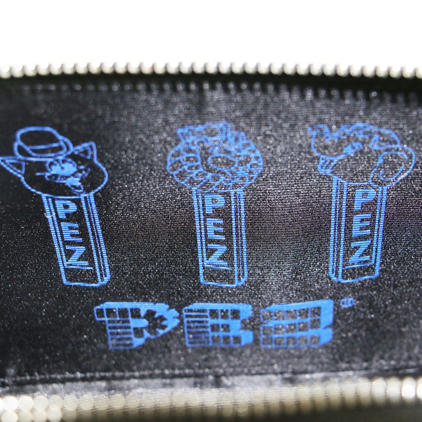 × PEZ 26春夏 本革 ウォレット & ショルダーバッグ / 財布 肩掛け 斜め掛け チャーム付 ペッツ エンボスロゴ カウレザー