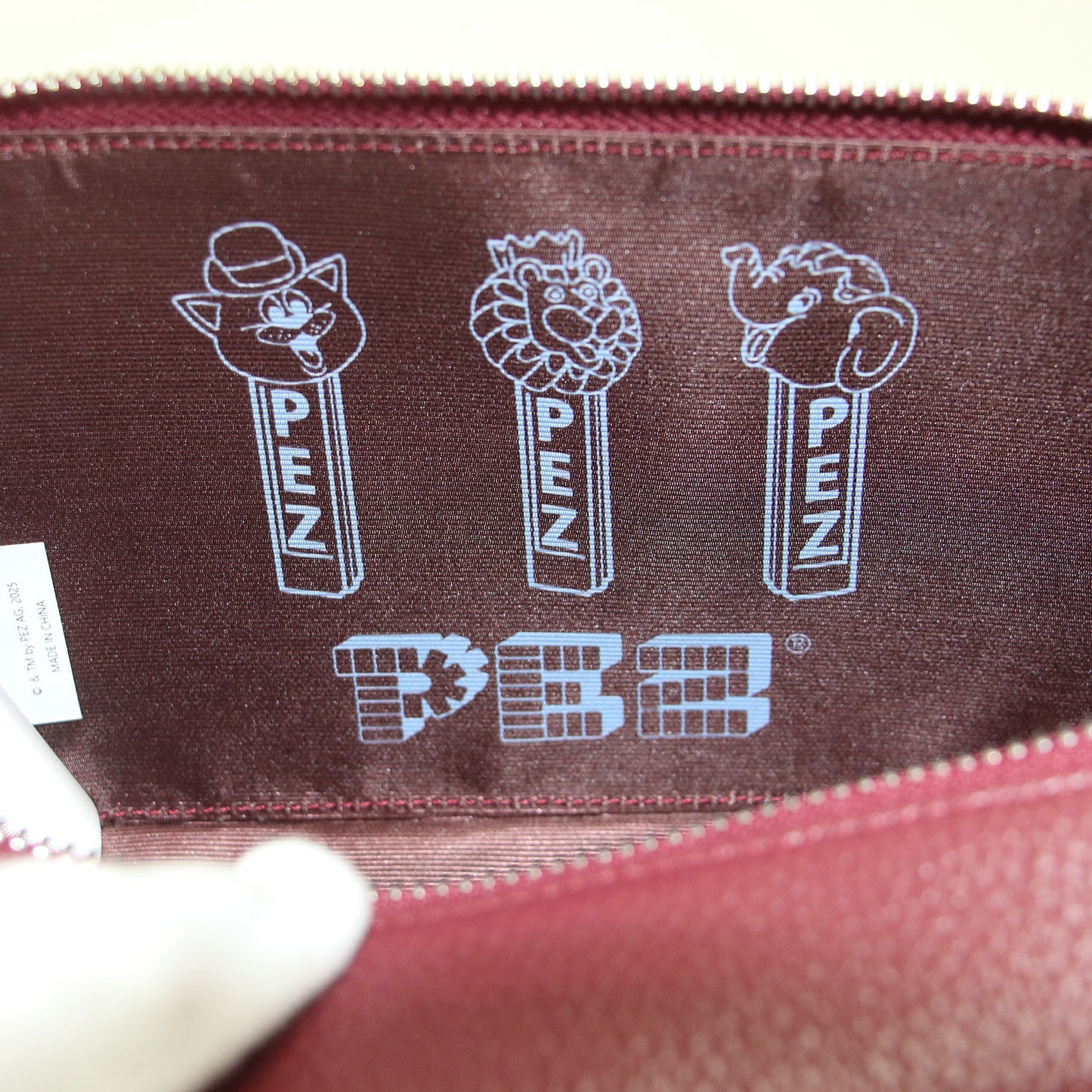 × PEZ 26春夏 本革 ウォレット & ショルダーバッグ / 財布 肩掛け 斜め掛け チャーム付 ペッツ エンボスロゴ カウレザー