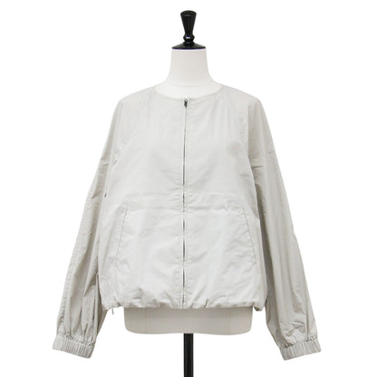 24秋冬 ノーカラー クロップド ジップアップブルゾン / TECH POPLIN ABILA ジャケット 長袖 クルーネック ラグラン ギャザー
