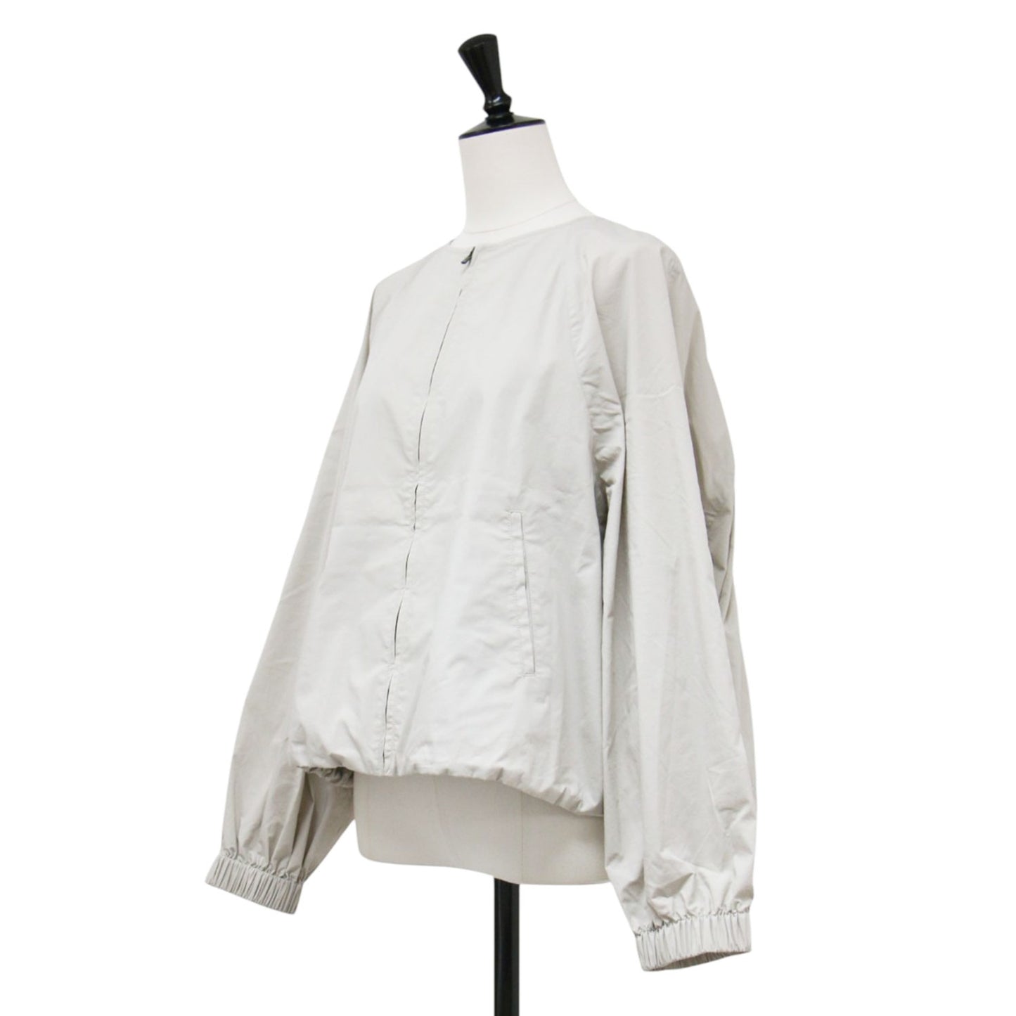 24秋冬 ノーカラー クロップド ジップアップブルゾン / TECH POPLIN ABILA ジャケット 長袖 クルーネック ラグラン ギャザー