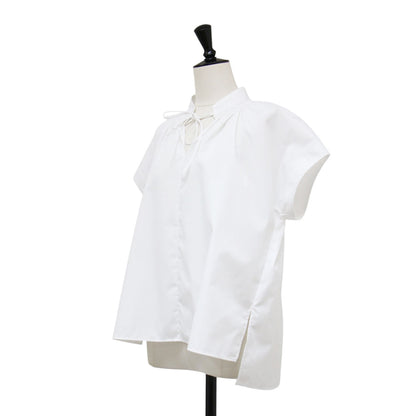 25秋冬 コットン ブラウス / Luxe Cotton Kate Blouse シャツ 半袖 バンドカラー スリットネック シャーリング Aラインシルエット コットン