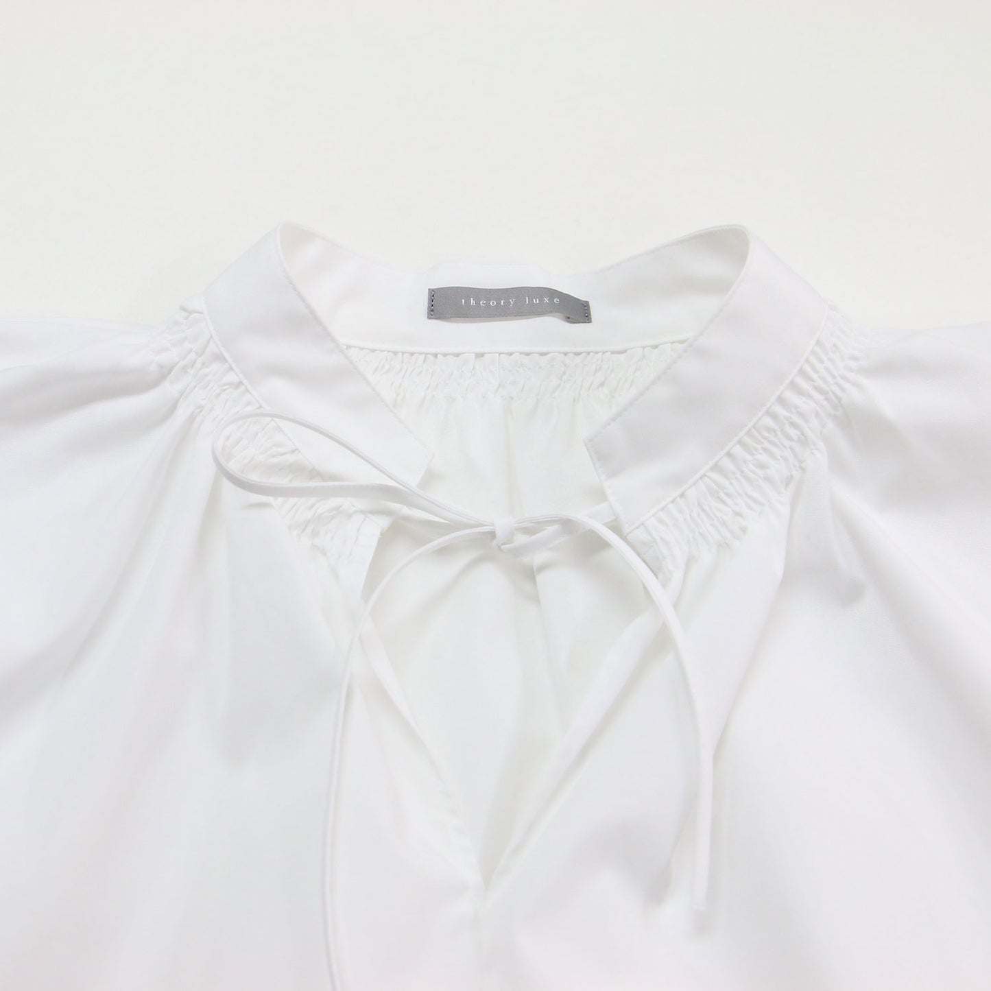 25秋冬 コットン ブラウス / Luxe Cotton Kate Blouse シャツ 半袖 バンドカラー スリットネック シャーリング Aラインシルエット コットン